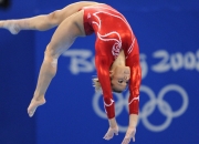 开云体育-赛道与球场，当西亚卡姆的引擎在决胜局轰鸣