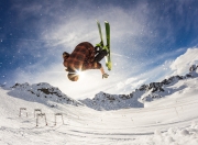 开云体育官方网站-波斯铁骑的玫瑰战争，当皮克在巴黎的雨夜为伊朗加冕