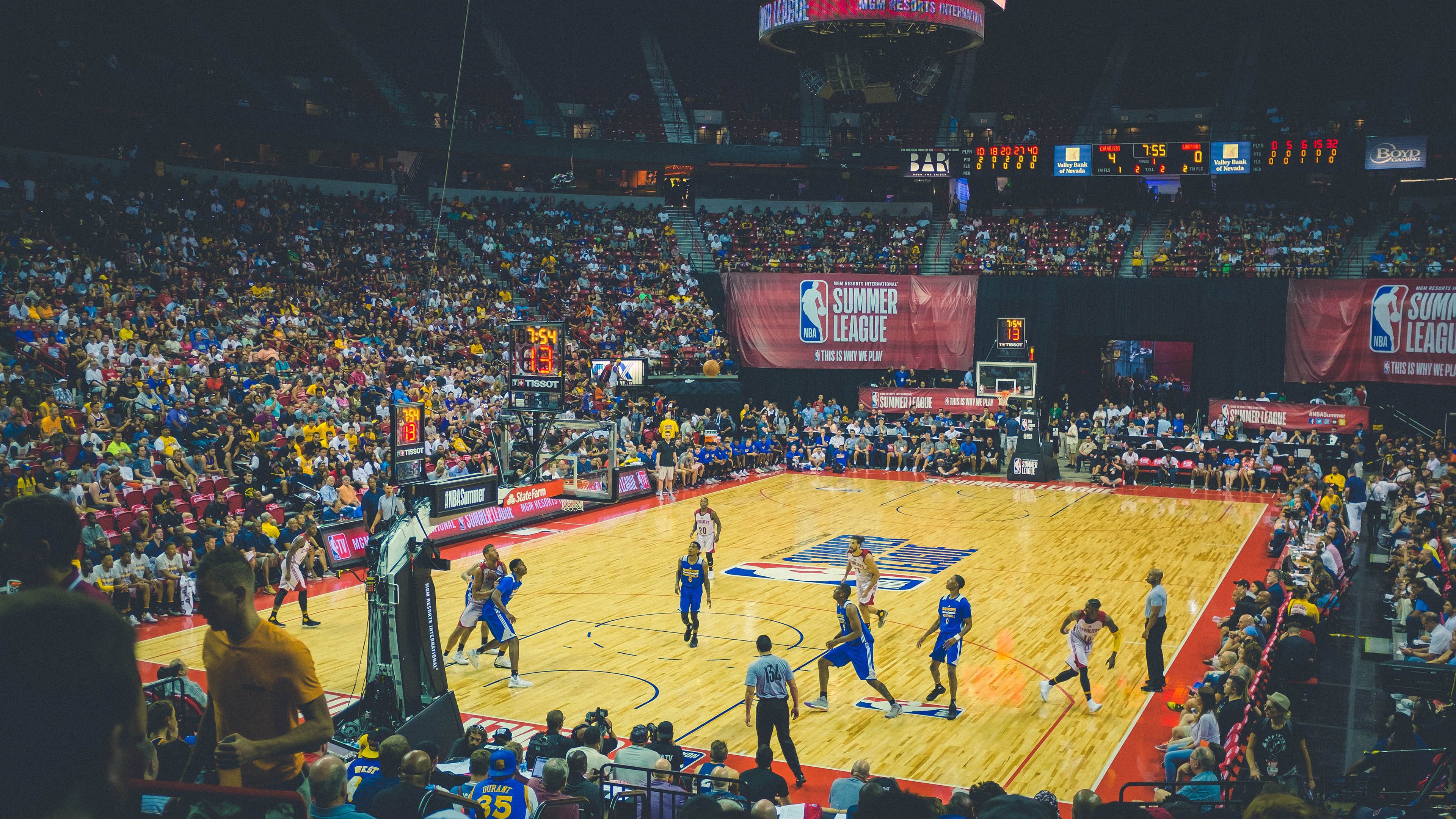 赛道与球场,F1街道赛焦点战与开拓者打穿浙江队的双重视角