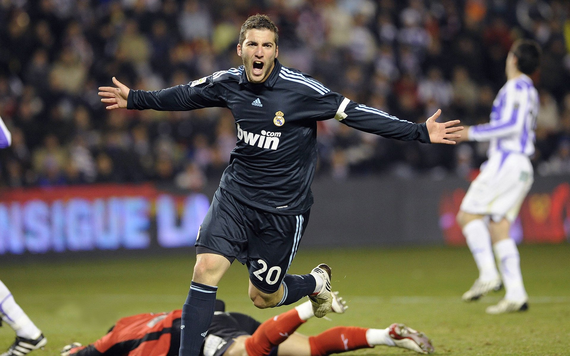 阿劳霍天神下凡锁死哈兰德,尼日利亚式铁血防守助曼城提前终结英超悬念