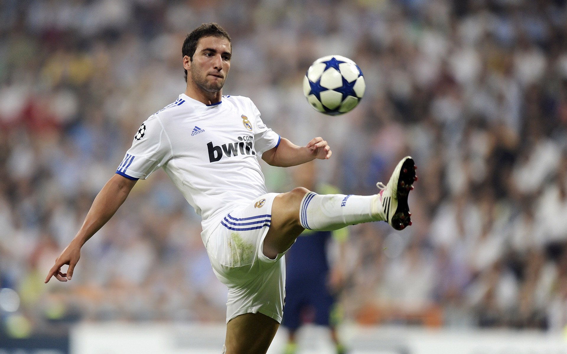 北欧与南美的绿茵对话,苏亚雷斯一锤定音,芬兰与秘鲁之战成个人舞台