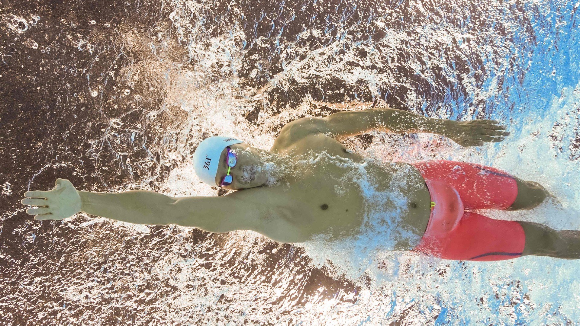 当太阳升起时，爱德华兹在猛龙阵前的破晓时刻